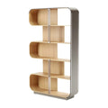 Moderne boekenkast met houten planken en een eigentijdse metalen frame.