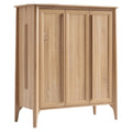 "Moderne houten kast met drie deuren en elegante poten"